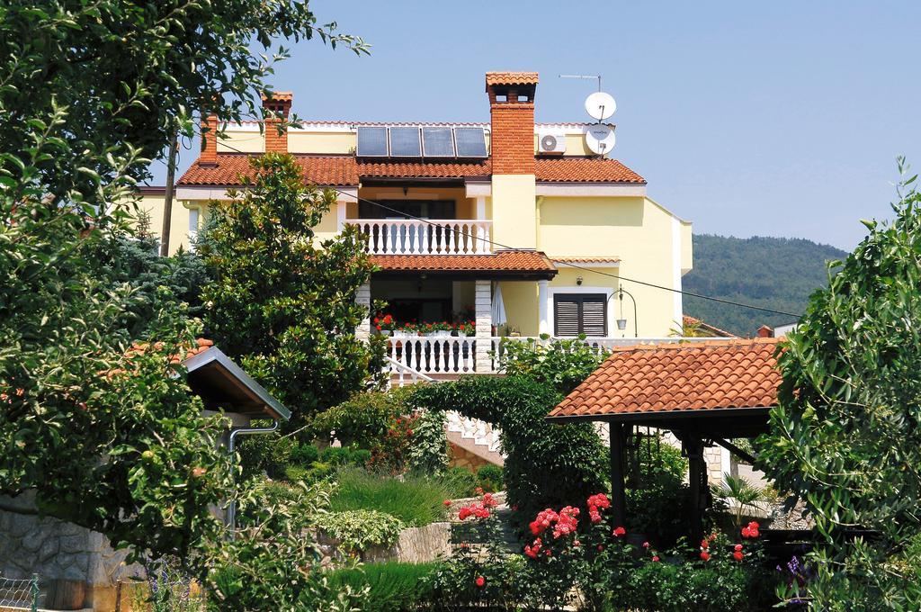 Apartments Petricic With Swimming Pool Ičići Exterior foto